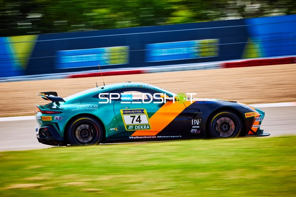 Rennfahrzeug auf der Rennstrecke