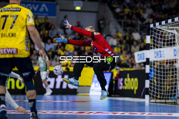 Parade von Mike Jensen (20; Rhein Neckar Löwen)