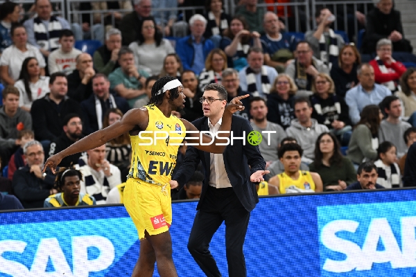 Szene mit Lazar Spasic (997; EWE Baskets Oldenburg) und Ralph Hounnou (5; EWE Baskets Oldenburg)