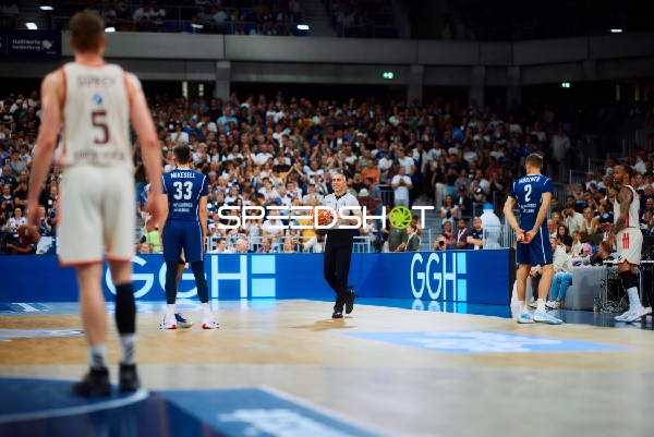 Spieler in Position auf dem Court