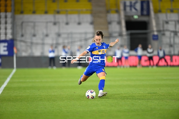 Korina Janez (8; 1. FC Union Berlin) am Ball