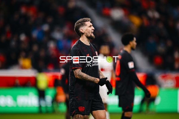 Spielszene mit Robert Andrich (8; Bayer 04 Leverkusen)