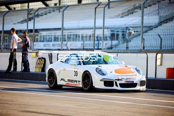 Porsche in der Boxengasse bei den DMV Goodyear Racing Days