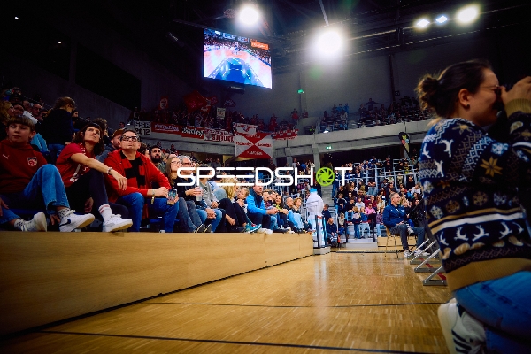 Zuschauer auf der Tribüne während des Spiels.