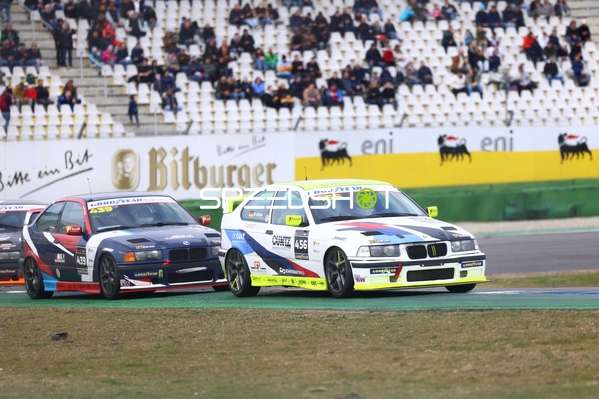 Marco Grimm führt im 318ti Cup Rennen