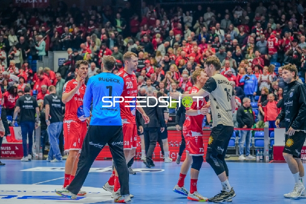 Szene mit Uladzislau Kulesh (20; MT Melsungen), Nikolaj Enderleit (4; MT Melsungen) und Lukas Becher (18; Bergischer HC)