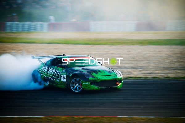 Rennfahrzeug driftet auf der Rennstrecke