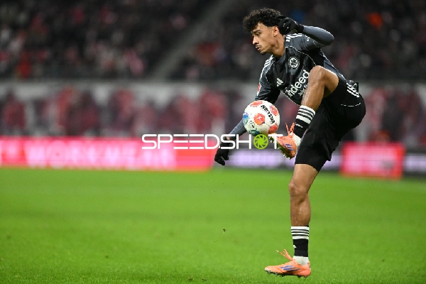 Ballkontrolle von Nathaniel Brown (21; Eintracht Frankfurt)