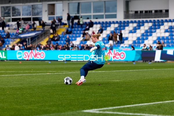 Torwart Laura Dick (1; TSG Hoffenheim Frauen) spielt Ball