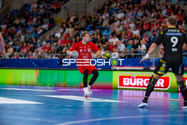 Tom Wolf (10; SG BBM Bietigheim) wirft auf das Tor