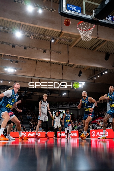 Spielaktion mit Zsombor Maronka (5; Veolia Towers Hamburg) und Christopher Clemons (3; EWE Baskets Oldenburg)
