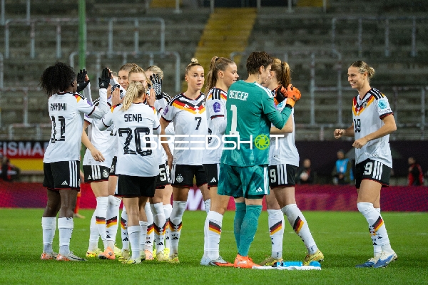 Spielerinnen begrüßen sich