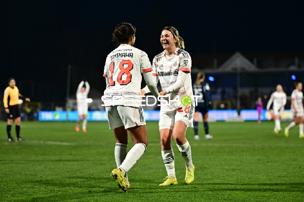 Spielerinnen feiern gemeinsam