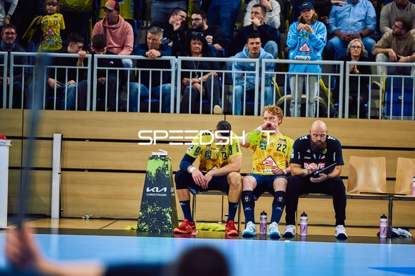 Spieler sitzen auf der Bank