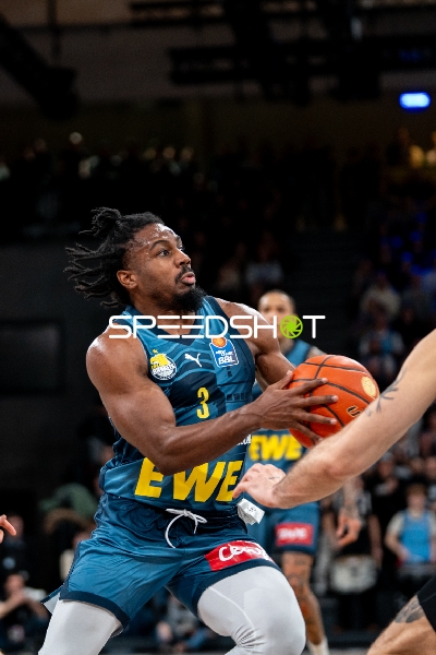Christopher Clemons (3; EWE Baskets Oldenburg) in Aktion