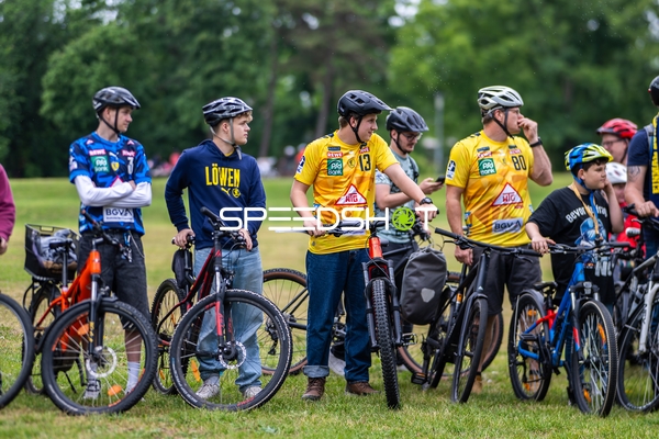 Spieler mit Fahrrädern im Freien