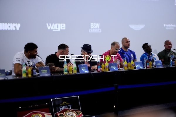 Ringside-Zone Face-Off Pressekonferenz