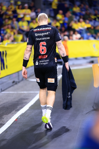 Marek Nissen (6; HC Erlangen) am Spielfeldrand