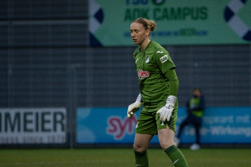 Torwart Laura Dick (1; TSG Hoffenheim) in Aktion