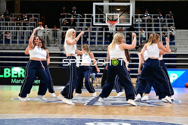 Tanzgruppe auf dem Court