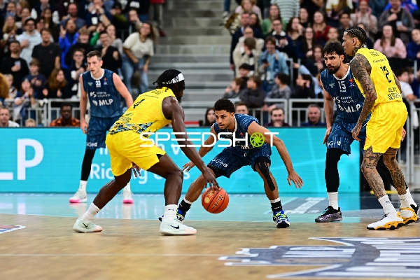Spielaktion mit Michale Kyser (12; EWE Baskets Oldenburg) und Kevin McClain (3; MLP Academics Heidelberg)
