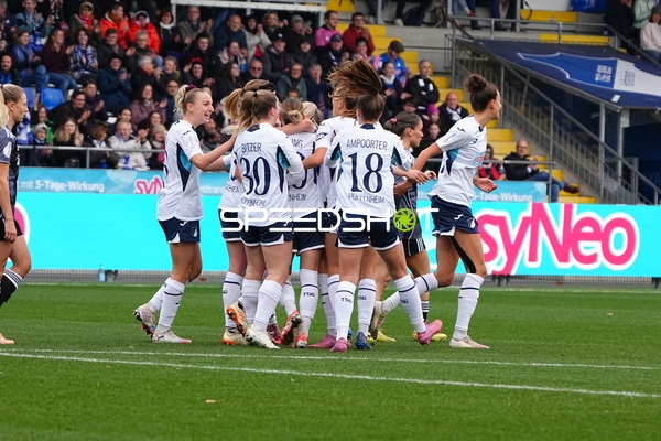 Spieler feiern gemeinsam