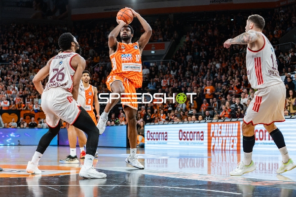 Malik Osborne (10; Ratiopharm Ulm) mit Wurfversuch