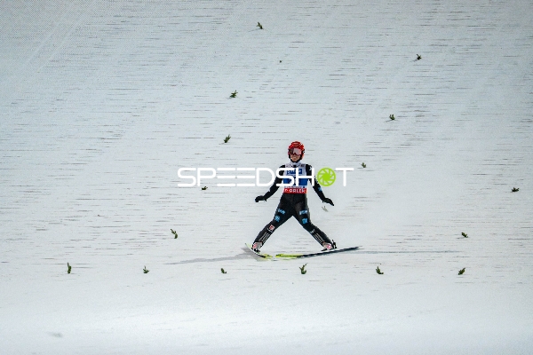 Skispringerin landet bei Two-Nights Tour