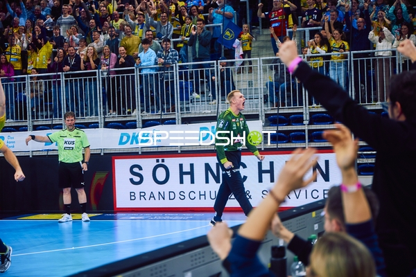 Torhüter feiert eine erfolgreiche Parade.