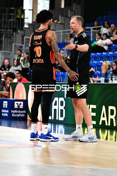 Trainer Christian Held (Assistant Coach; Rasta Vechta) spricht mit Tevin Brown (10; Rasta Vechta)