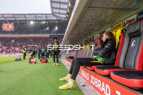 Spieler am Spielfeldrand