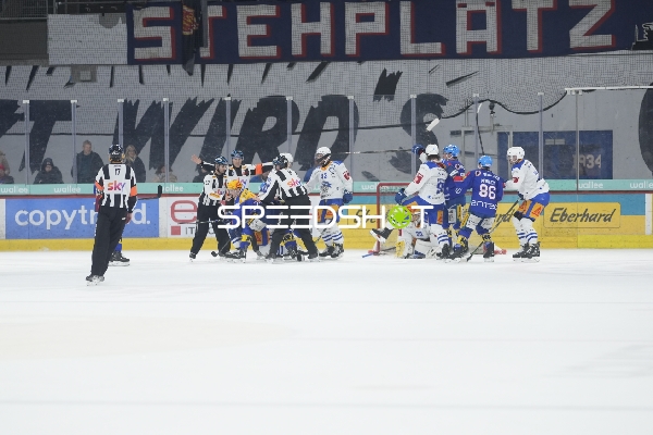 Torjubel und Schiedsrichter-Intervention