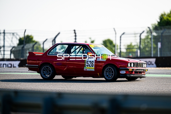 Klassischer Rennwagen auf der Rennstrecke
