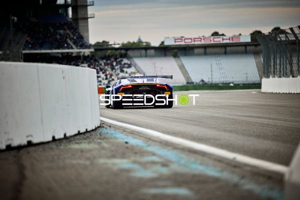 Rennfahrzeug auf der Rennstrecke