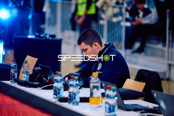 Ein Mitarbeiter sitzt am Tisch und arbeitet an elektronischen Geräten.