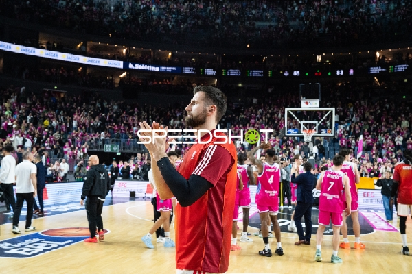Kenan Reinhart (8; Telekom Baskets Bonn) in Aktion