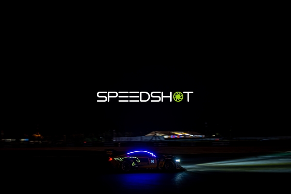 Rennfahrzeug bei Nacht am Nürburgring