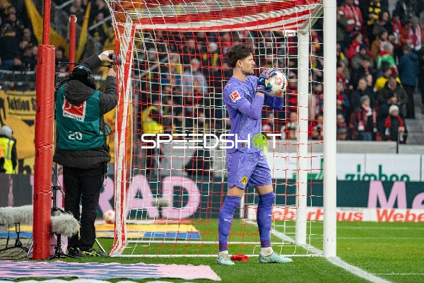 Torwart Gregor Kobel (1; Borussia Dortmund) hält Ball