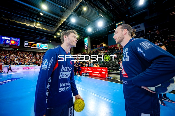 Gespräch mit Ball 25; SG Flensburg Handewitt, Olle Forsell-Schefvert (25;Rhein Neckar Löwen)
