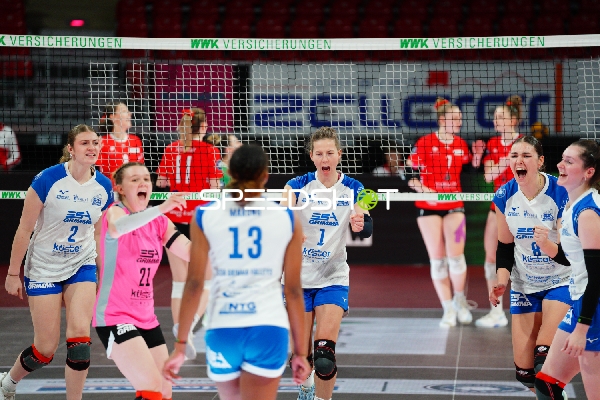 Spielszene mit Ylva Holthues (2; ESA Grimma Volleys) und Teamkollegen