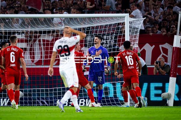 Torwart Nikola Vasilj (22; FC St. Pauli) reagiert