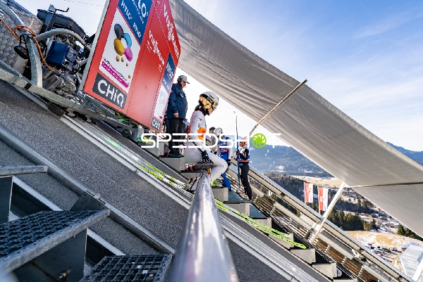 Skispringerinnen am Start