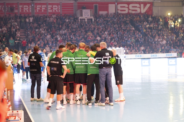 Momir Ilic (Trainer; HSG Wetzlar) bei Teambesprechung