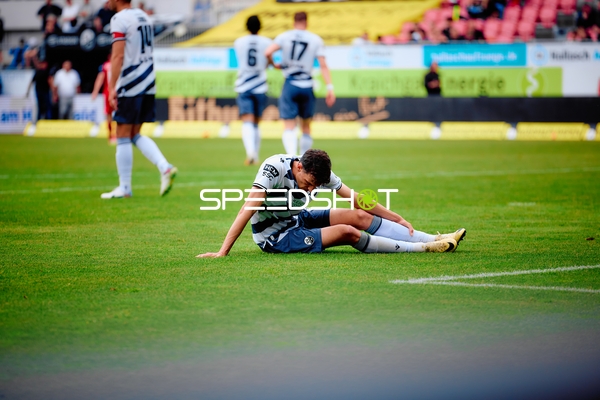 Spieler sitzt am Boden SV Sandhausen
