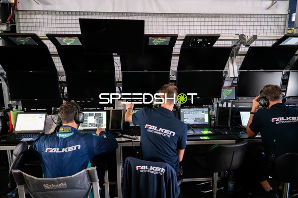 Falken Motorsports Team an der Boxenwand