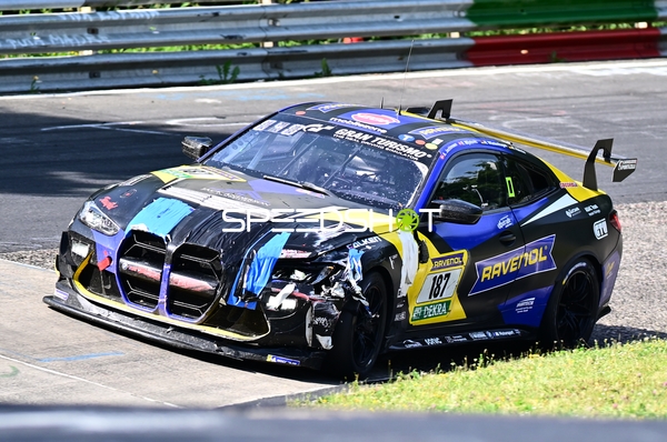 Beschädigtes Fahrzeug auf der Rennstrecke