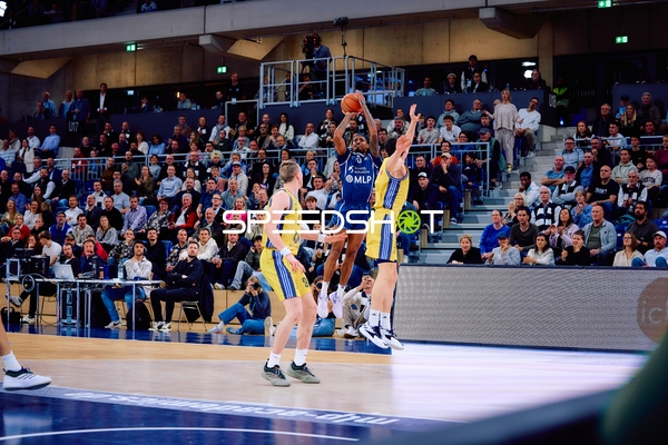 Bakary Dibba (10, MLP Academics Heidelberg) wirft gegen Matteo Spagnolo (3, Alba Berlin) und Anton Nufer (8, Alba Berlin)