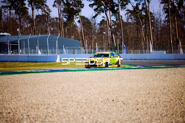 Gelbes Rennauto in Aktion auf der Rennstrecke