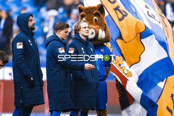 Personen vor Fankulisse