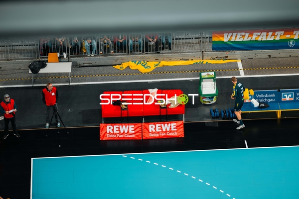 Fans und Betreuer am Spielfeldrand